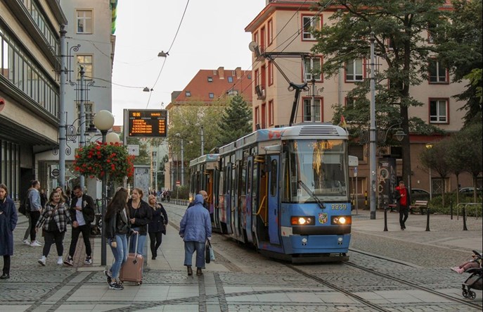 Wrocław podwyższy i przybliży przystanki na Szewskiej i pl. Teatralnym
