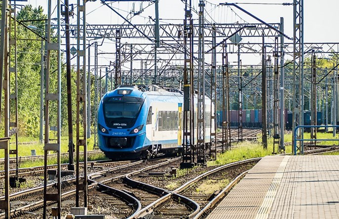 Punktualność pociągów. PKP Intercity w 2024 roku coraz częściej o czasie