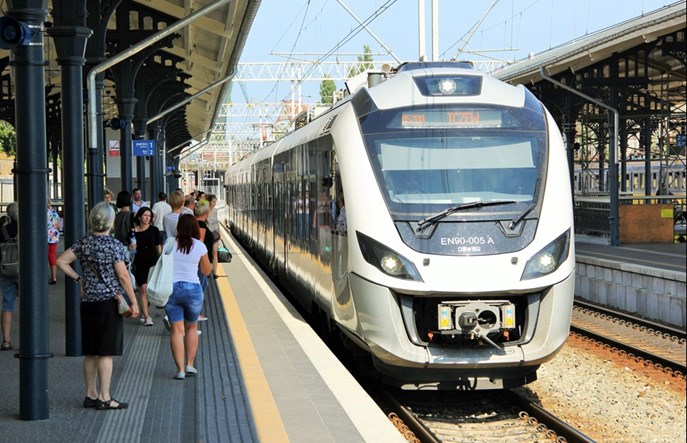 43% wszystkich kolejowych biletów sprzedano w 2023 przez internet