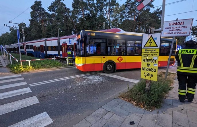 Pociąg WKD zderzył się z autobusem miejskim pod Pruszkowem