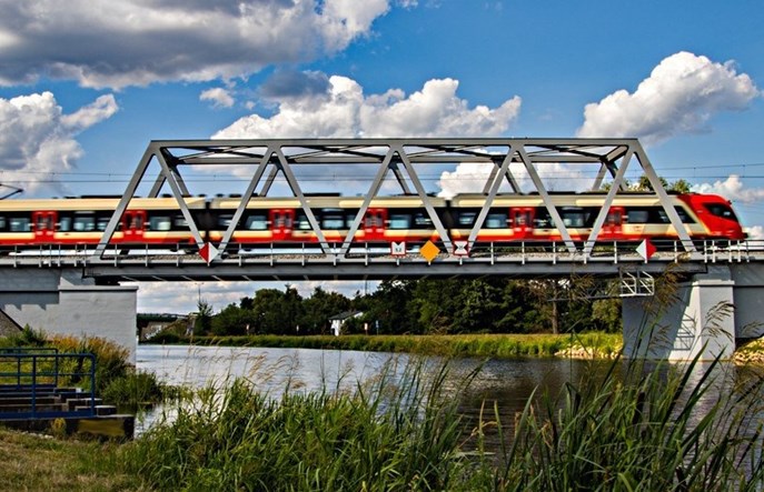 Jaka jest średnia prędkość pociągów pasażerskich w Polsce?