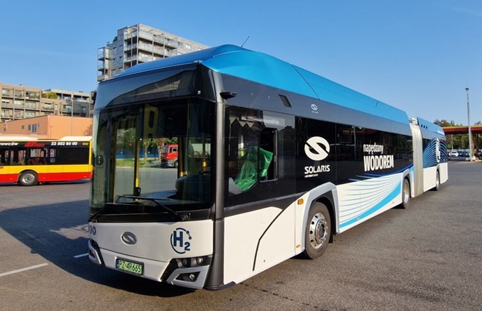 MZA testuje przegubowy autobus na wodór