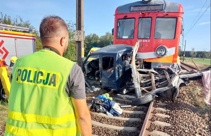 Kolejna tragedia na przejeździe kolejowym. Pod EN57 zginęły dwie osoby