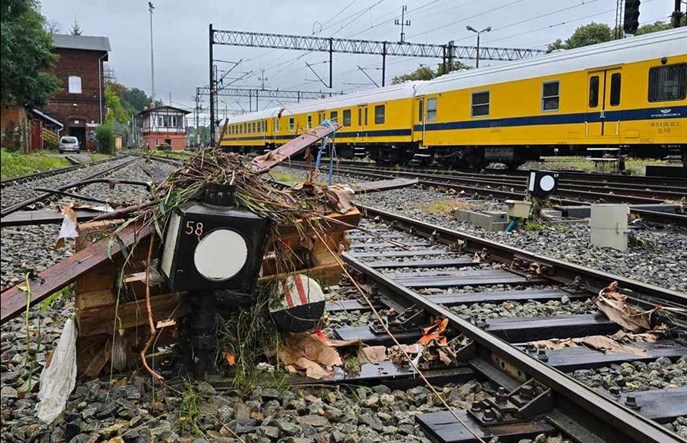 Duża część Dolnego Śląska bez pociągów, problemy na Śląsku [aktualizacja]