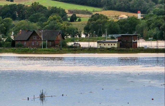 Fala powodziowa we Wrocławiu. Pociągi kursują, są opóźnienia [aktualizacja]