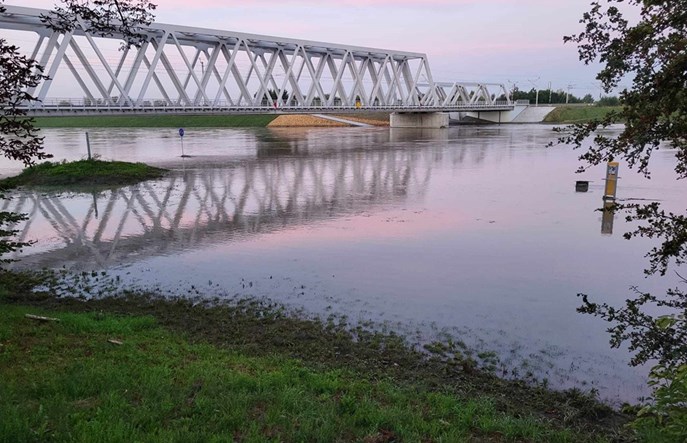 Powódź na południu Polski.  Kolejny dzień utrudnień na kolei [aktualizacja]