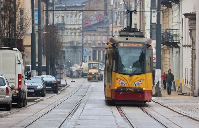 Łódź: Kierowcy nauczyli się parkować przy torowisku. Ale nie wszyscy