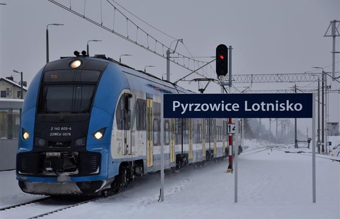 Kolej lotniskami stoi