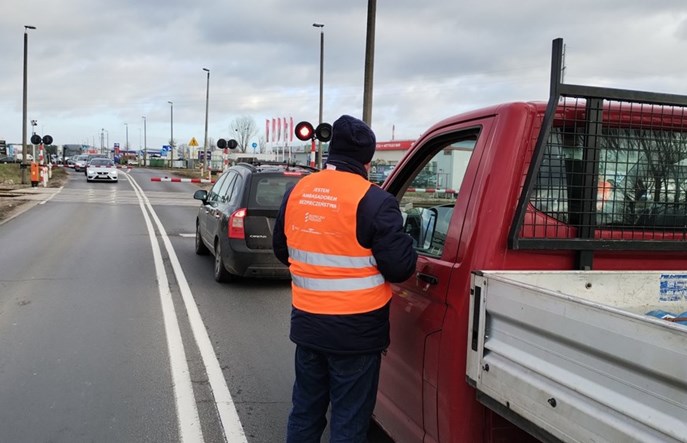 PKP PLK: Uważajmy na przejazdach!