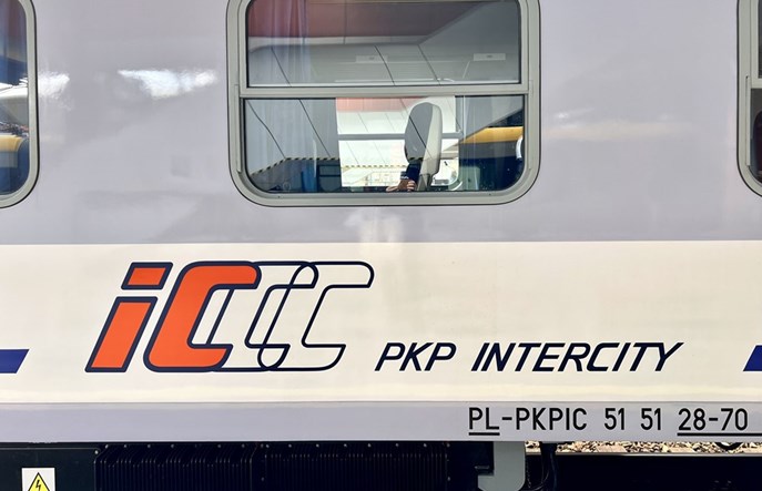 PKP Intercity na razie nie zlikwiduje przesyłek konduktorskich 