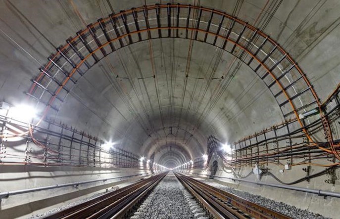 Linia 104: Mniejsza tarcza TBM już na placu budowy koło Męciny