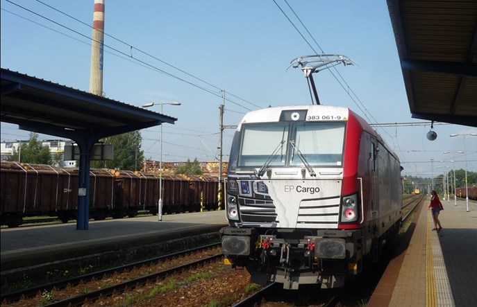 LokoTrain wynajmie PKP Intercity dwa elektrowozy