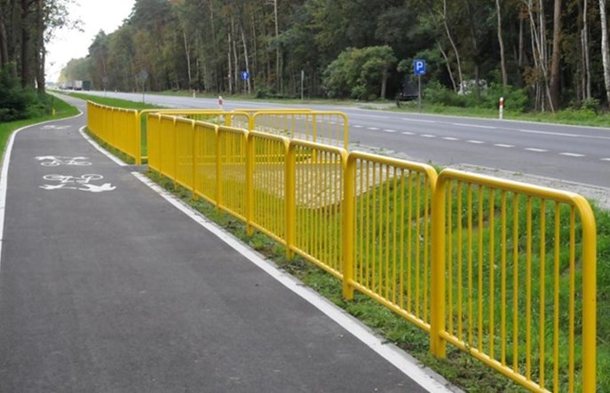 Siedem ofert na budowę drogi dla pieszych i rowerów na DK11