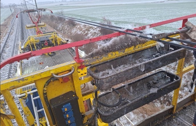 PKP PLK: Innowacyjny system rozwiąże problem oblodzonej sieci trakcyjnej?