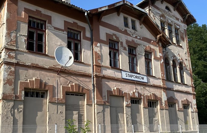 Stąporków: Zabytkowy dworzec z zabitymi oknami 