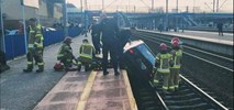 Skierniewice: Samochód spadł z peronu na tory