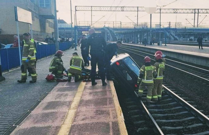 Skierniewice: Samochód spadł z peronu na tory