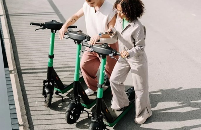 Warszawa: Kto płaci na parkowanie e-hulajnóg i czy płaci w ogóle?