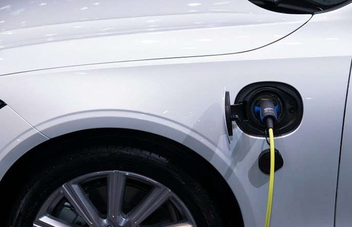 Ładowanie samochodu elektrycznego w domu w praktyce – Jak to działa i dlaczego warto?