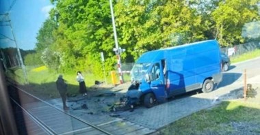 Przyłęk Duży: Bus wjechał pod lokomotywę