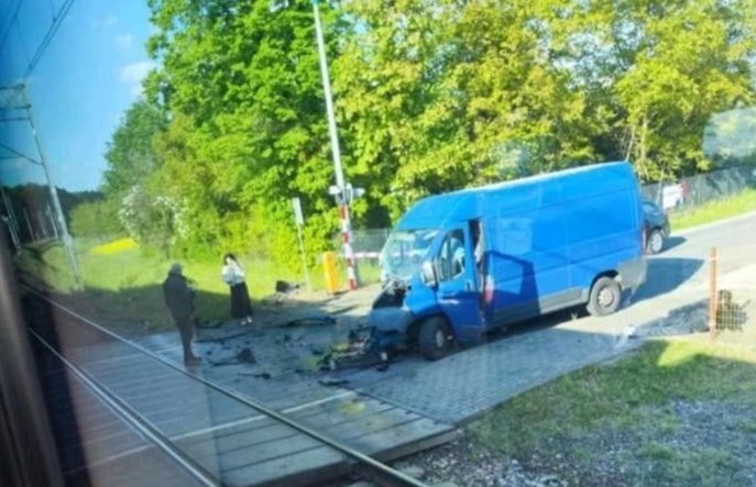 Przyłęk Duży: Bus wjechał pod lokomotywę