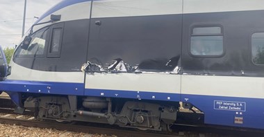 Garbatka-Letnisko. Żuraw uderzył w pociąg PKP intercity: wybite szyby, pogięta blacha