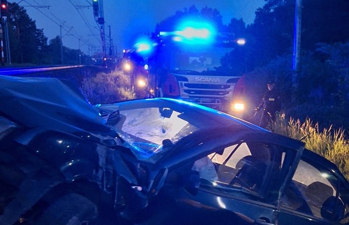 Samochód uderzył w słup trakcyjny na trasie Warszawa – Lublin