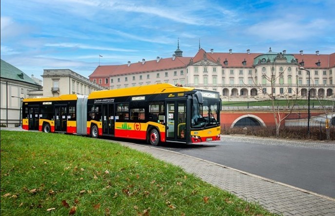 Elektryczne autobusy coraz ciaśniejsze. Gdzie zniknęło miejsce dla pasażerów?