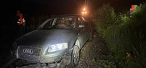Pijany kierowca porzucił auto na torach i uciekł. Teraz ma prokuratorskie zarzuty
