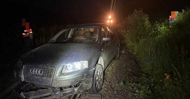 Pijany kierowca porzucił auto na torach i uciekł. Teraz ma prokuratorskie zarzuty