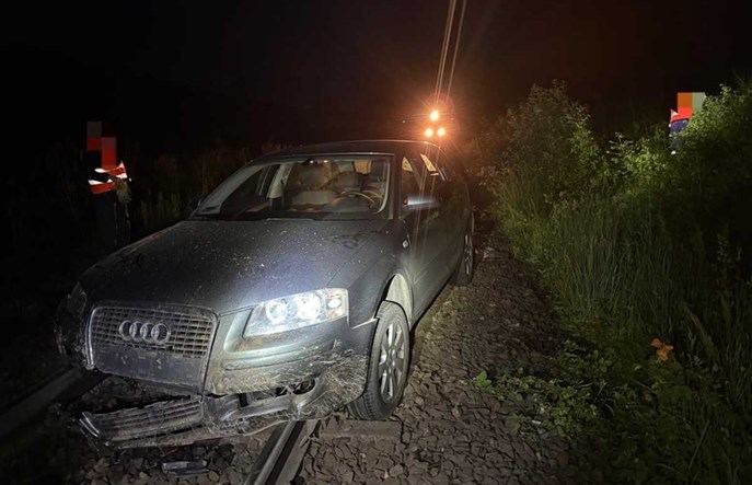 Pijany kierowca porzucił auto na torach i uciekł. Teraz ma prokuratorskie zarzuty