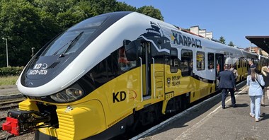 Pierwszy pociąg z pasażerami już w Karpaczu. Witały go tłumy