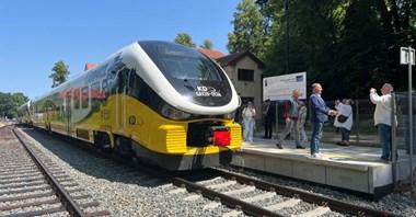 Pierwszy pociąg z pasażerami już w Karpaczu. Witały go tłumy