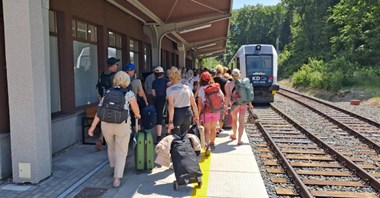 Tłok, opóźnienia, odwołane pociągi. Niedziela na trasie Jelenia Góra – Karpacz