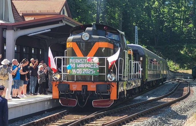 Tak wygląda zabytkowy pociąg do Karpacza z lotu ptaka [WIDEO]