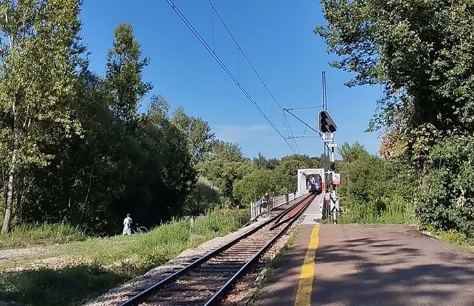 O krok od tragedii w Kętach. Policja poszukuje nastolatków z mostu
