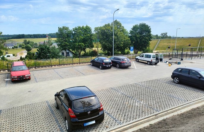 Otomino: nowy parking zachęca kierowców do jazdy pociągami