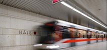 Metro w Pradze. Wykolejony wagon wjechał w budynek STP Hostivař