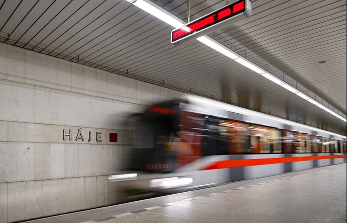 Metro w Pradze. Wykolejony wagon wjechał w budynek STP Hostivař