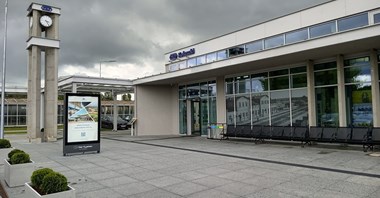 Koluszki: Bardzo szeroki peron na miejscu po wyburzonym dworcu