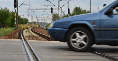 Skalmierzyce. Auto wjechało w pociąg, są utrudnienia w podróżowaniu
