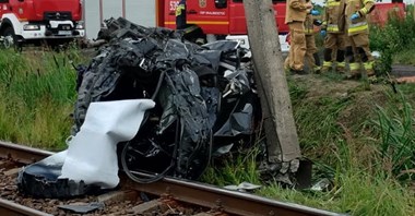 Skalmierzyce. Auto wjechało w pociąg, są utrudnienia w podróżowaniu