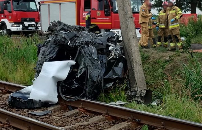 Skalmierzyce. Auto wjechało w pociąg, są utrudnienia w podróżowaniu