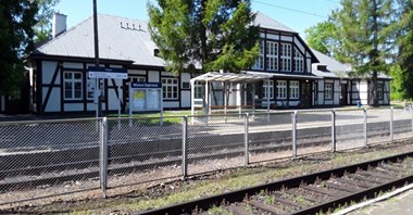 Wymiana słupów trakcyjnych pod Wieluniem. Jest komunikacja zastępcza 