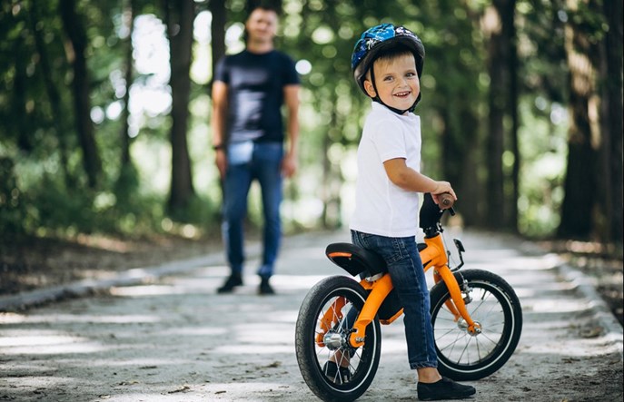 Dziecko w kasku, system rowerowy bez głowy