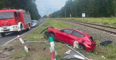 Ruciane-Nida. Zignorowany znak STOP, auto zderzyło się z pociągiem