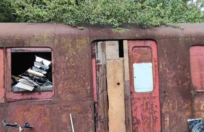 Makieta z krzaków. Co kryje odnaleziony wagon metra z lat 50.?