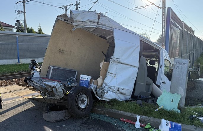 Wola Filipowska. Dostawczak między rogatkami. Efekt? Zderzenie z pociągiem