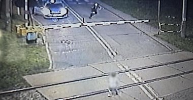 Mikołów. 6-latek bawił się na torach, policjanci uratowali mu życie [wideo]
