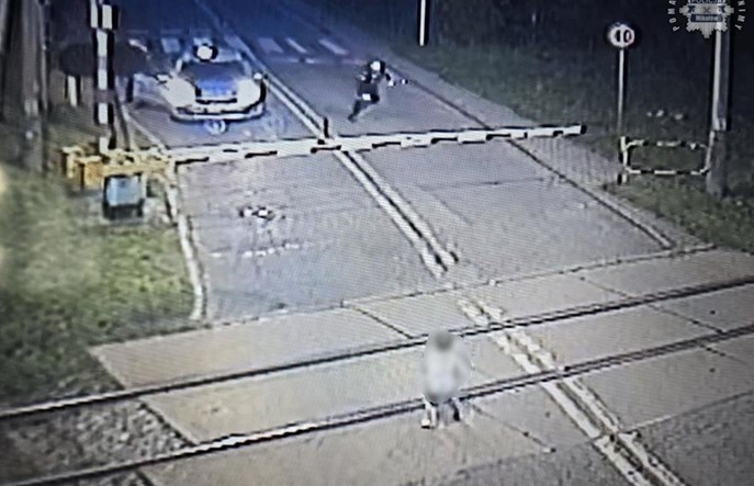 Mikołów. 6-latek bawił się na torach, policjanci uratowali mu życie [wideo]